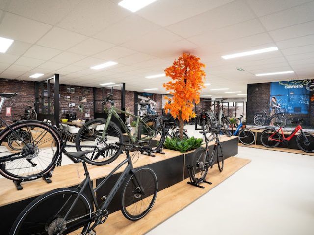 Rood Cycle-Center Fietsenwinkel in Zuid-Scharwoude