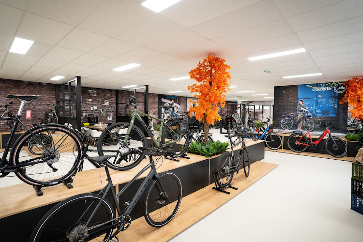 Rood Cycle-Center Fietsenwinkel in Zuid-Scharwoude